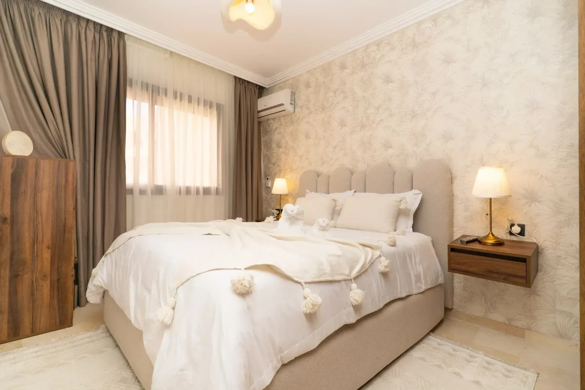 Chambre à coucher épurée et lumineuse location courte durée Marrakech